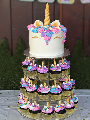 Unicorno - Pastel y torre de cupcakes.