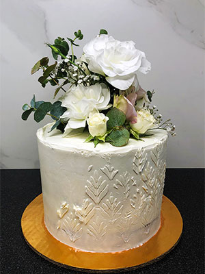 Pastel de boda con flores encima